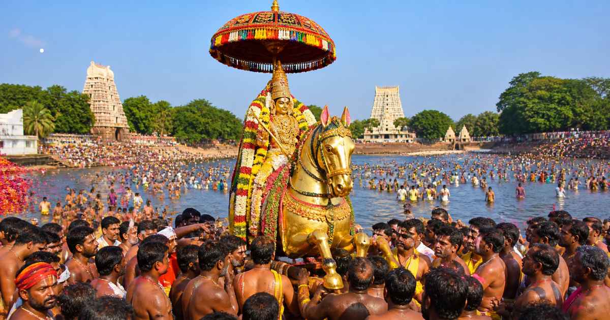 மதுரை சித்திரை விழாவில் கள்ளழகர் வைகையில் இறக்கம் 4 Vibrant river festival procession in celebration